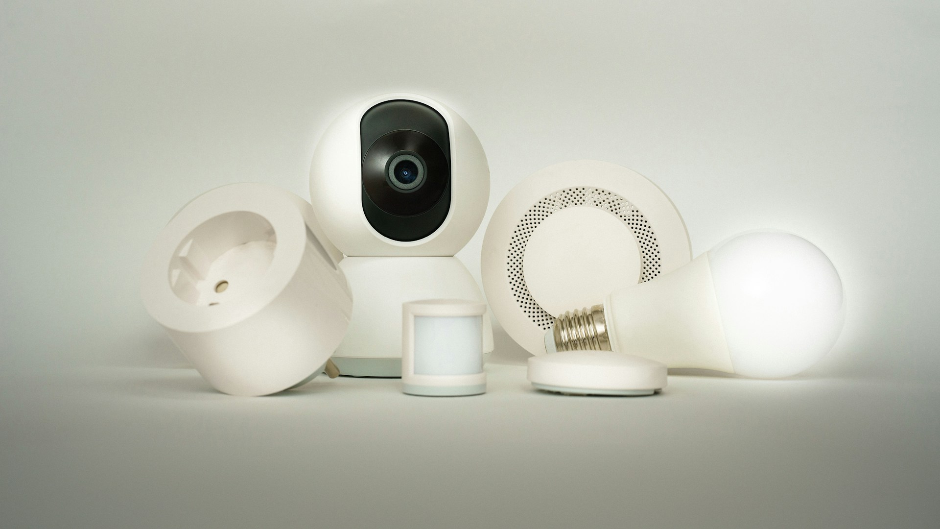 A group of electronic devices sitting on top of a table